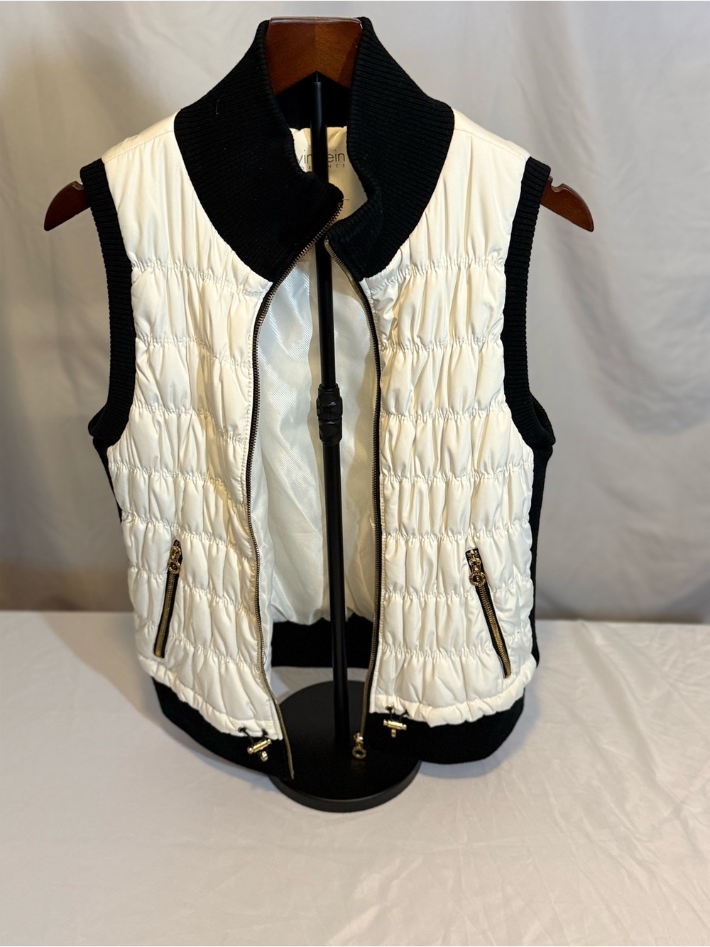 Calvin Klein White Quilted Vest with Black Trim and Ribbed Collar Size Large (TT